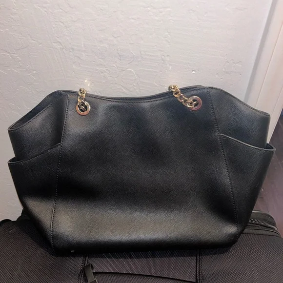 Michael Kors shoulder bag. Black interior with great pockets on the side. - Picture 2 of 3